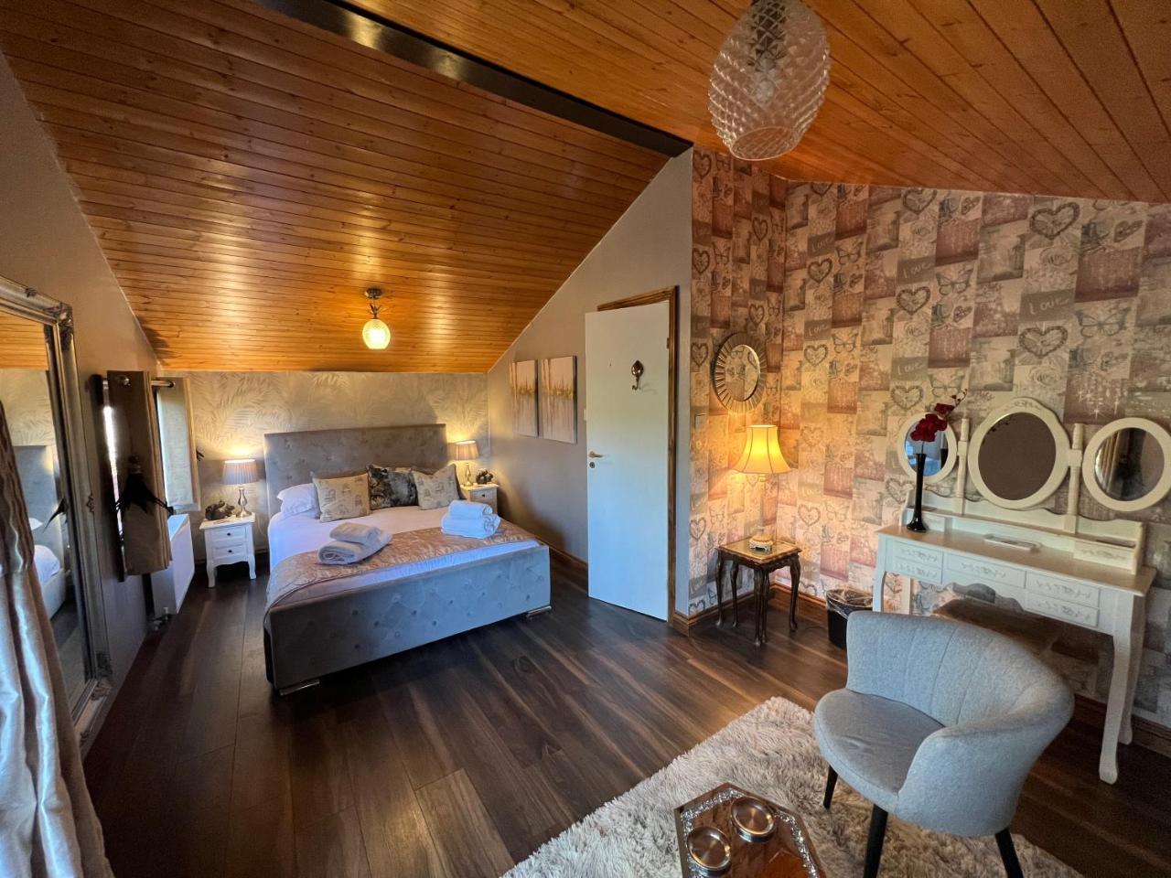 Squirrel Lodge at Owlet Hideaway - with Hot Tub, Near York, York, Yorkshire