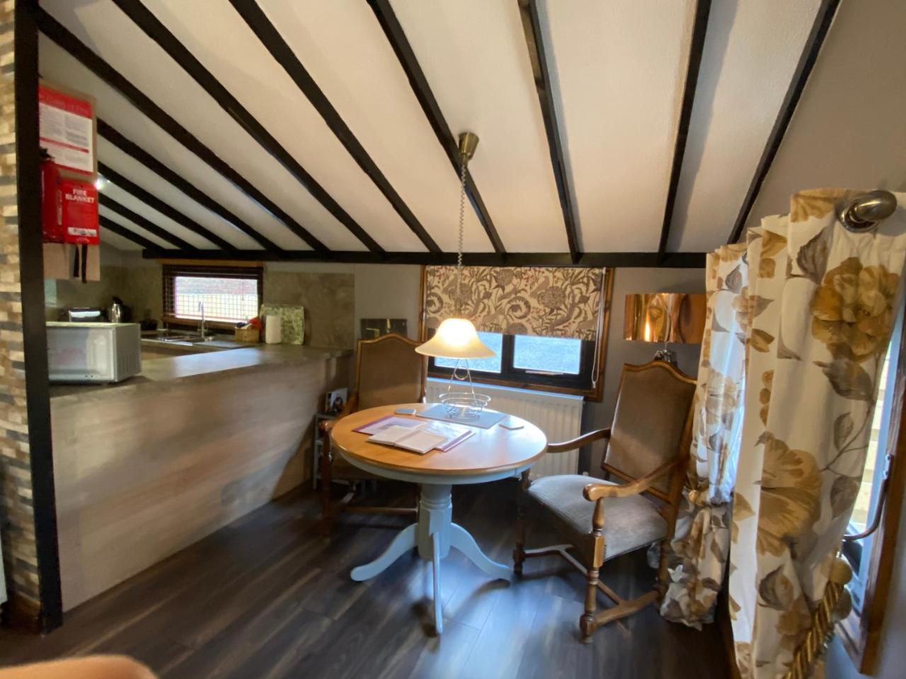 Squirrel Lodge at Owlet Hideaway - with Hot Tub, Near York — photo 2