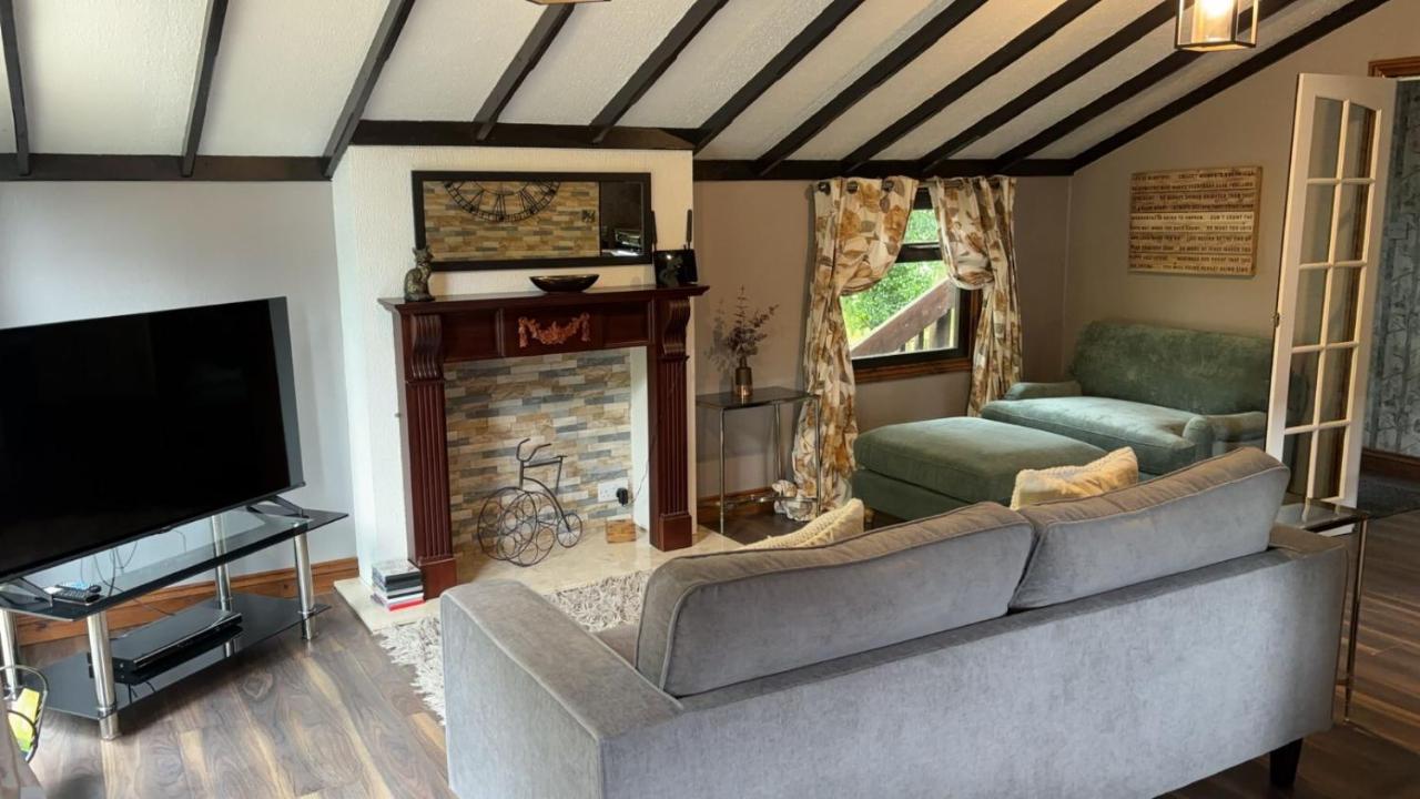 Squirrel Lodge at Owlet Hideaway - with Hot Tub, Near York — photo 3