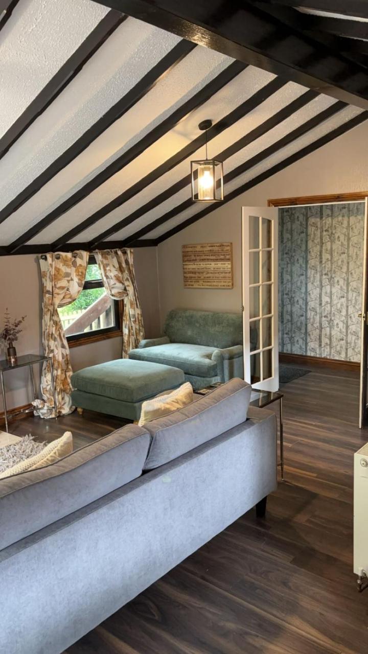 Squirrel Lodge at Owlet Hideaway - with Hot Tub, Near York — photo 4
