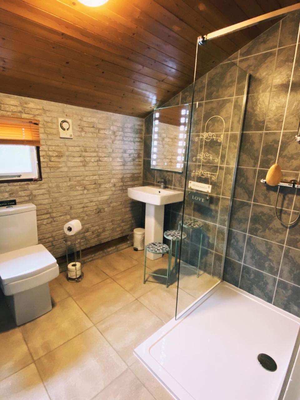 Squirrel Lodge at Owlet Hideaway - with Hot Tub, Near York — photo 5