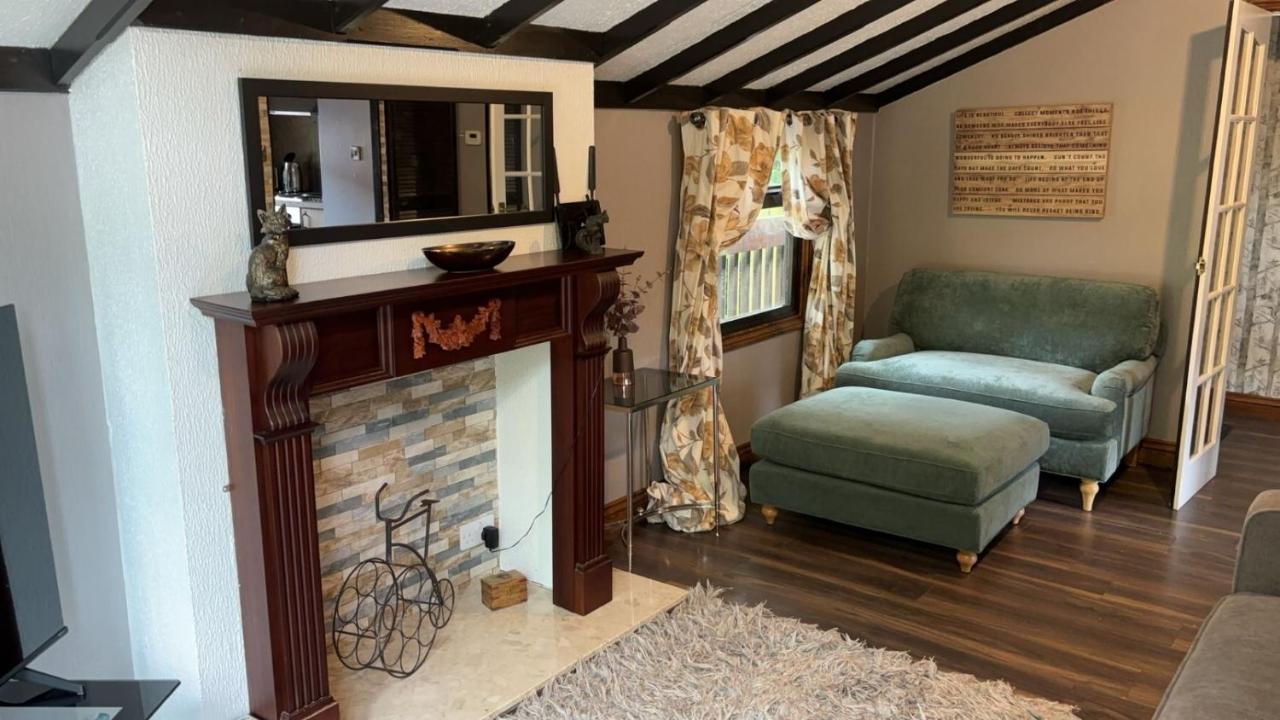 Squirrel Lodge at Owlet Hideaway - with Hot Tub, Near York — photo 7