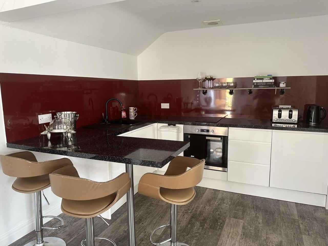 Studio - Sleeps 2 - Pets - Parking - Wifi — photo 4