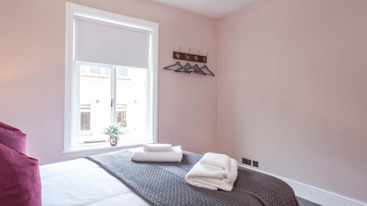 Stylish and most central 2 bed -Free Parking — photo 3