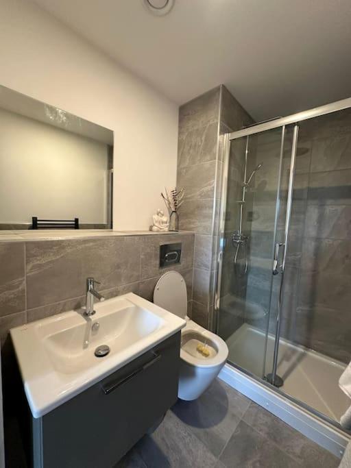 Stylish Central York Apartment Free Parking & Gym — photo 5