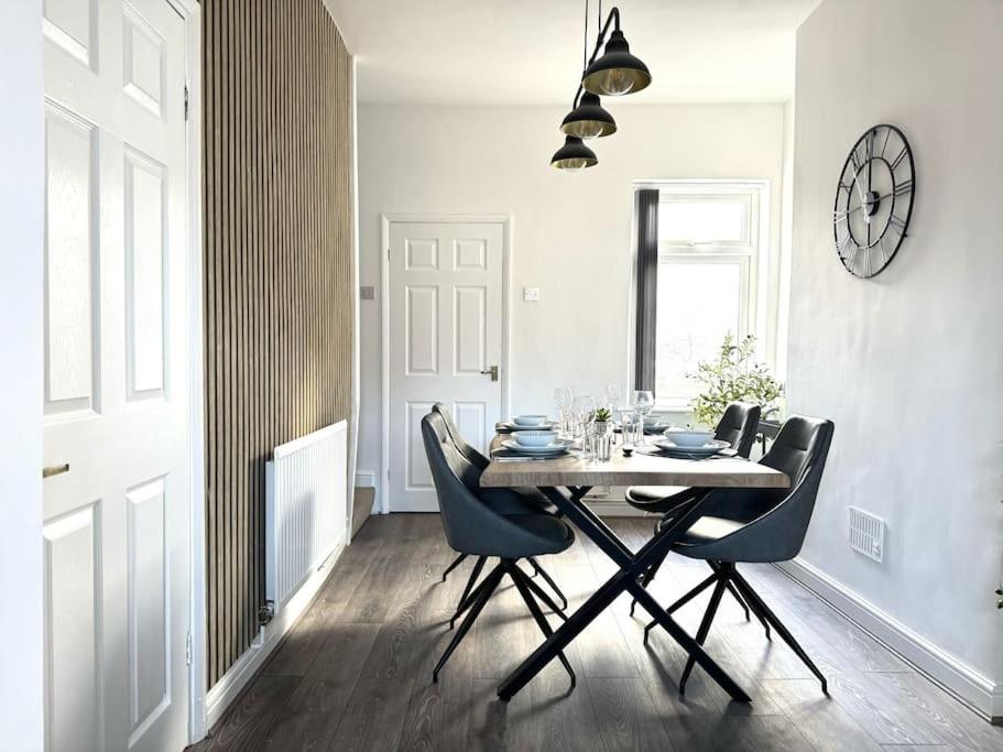 Stylish home in York - Free Wifi & Parking - Close to Racecourse & City Centre — photo 2