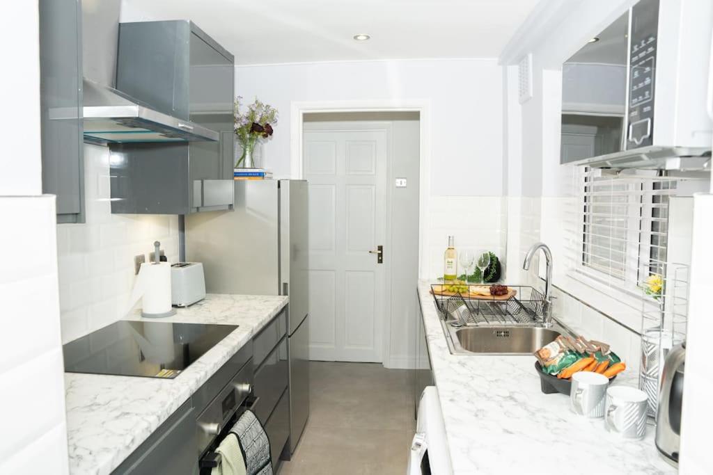 Stylish home in York - Free Wifi & Parking - Close to Racecourse & City Centre — photo 4