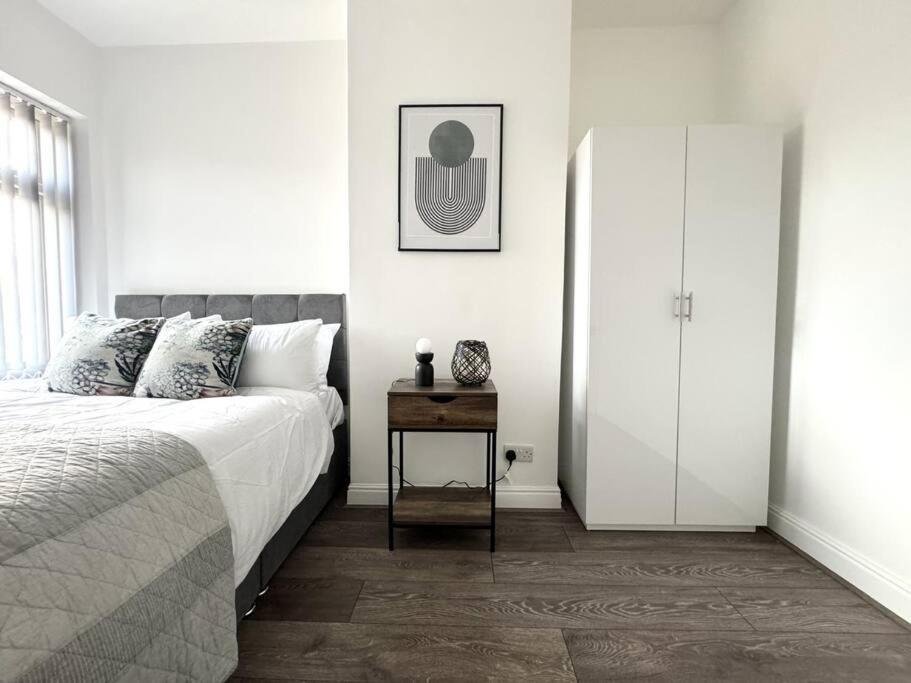 Stylish home in York - Free Wifi & Parking - Close to Racecourse & City Centre — photo 6