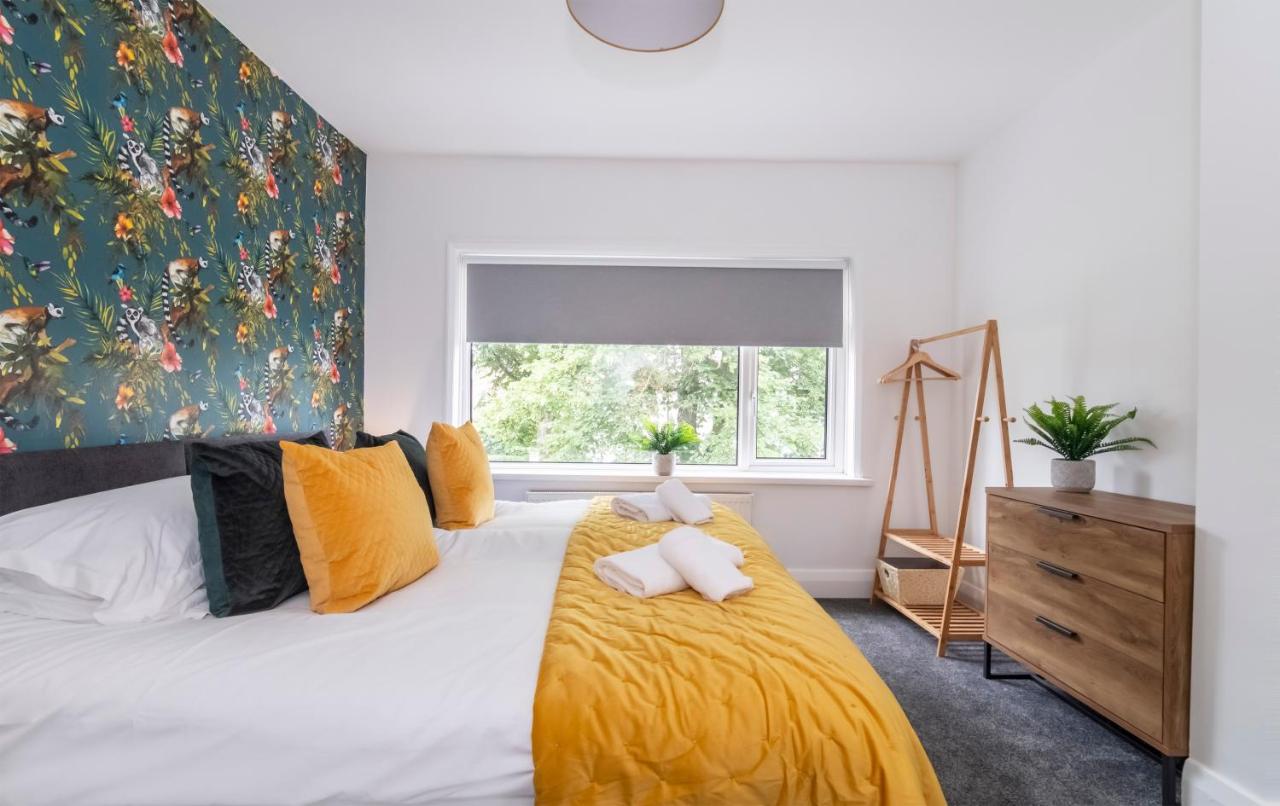 Stylish Hot Tub House with free parking! — photo 2
