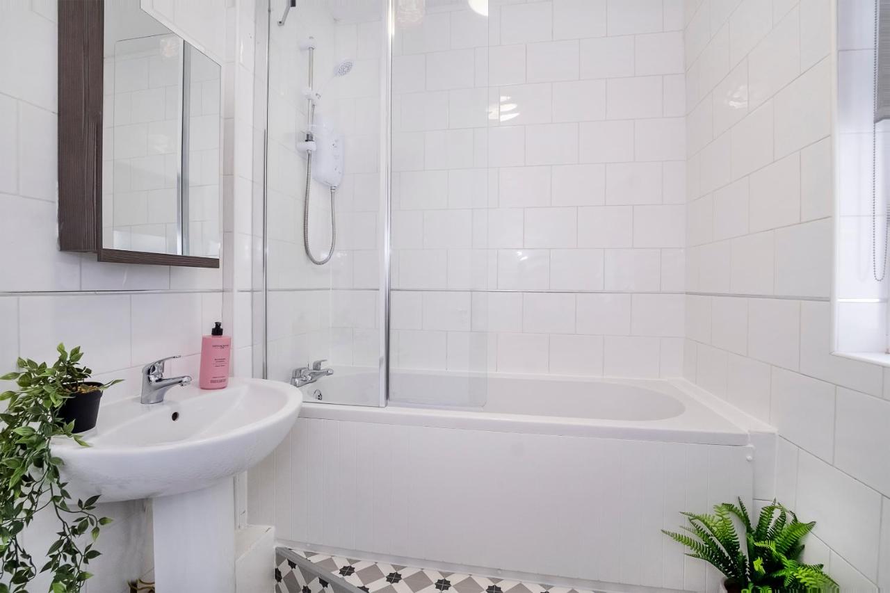 Stylish Hot Tub House with free parking! — photo 3