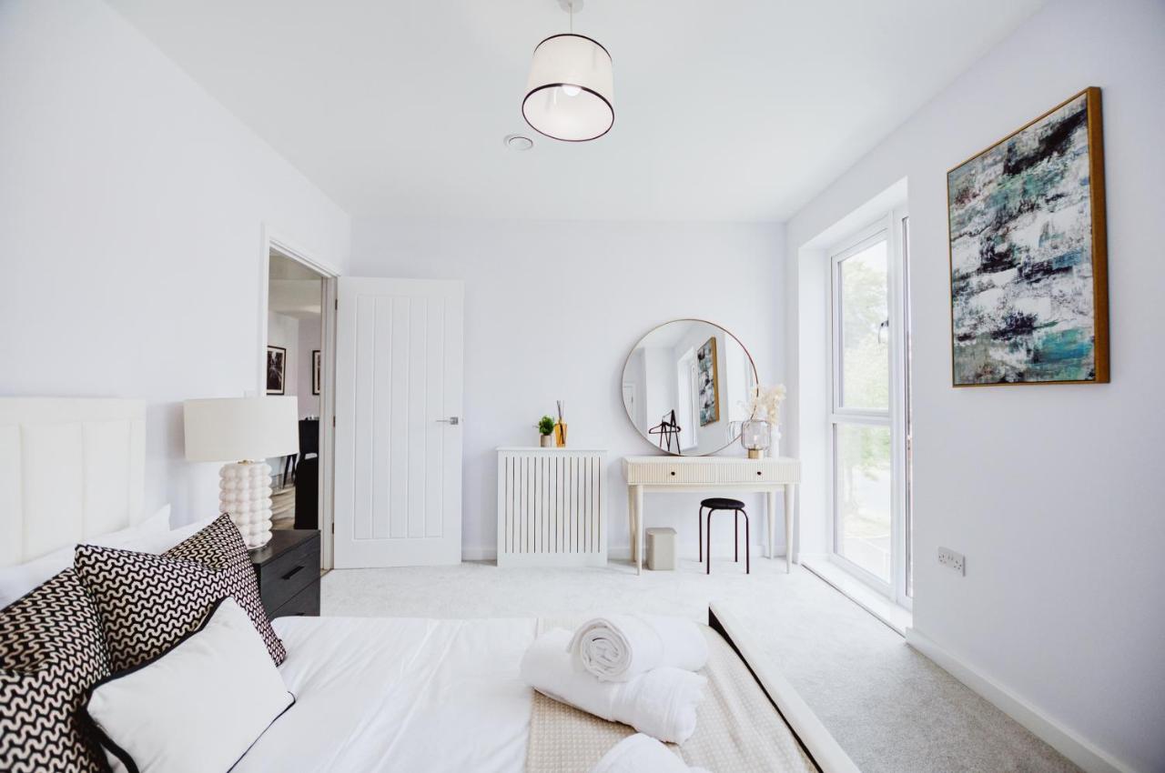 Stylish new-build, free parking, 20-minute walk to city centre — photo 2