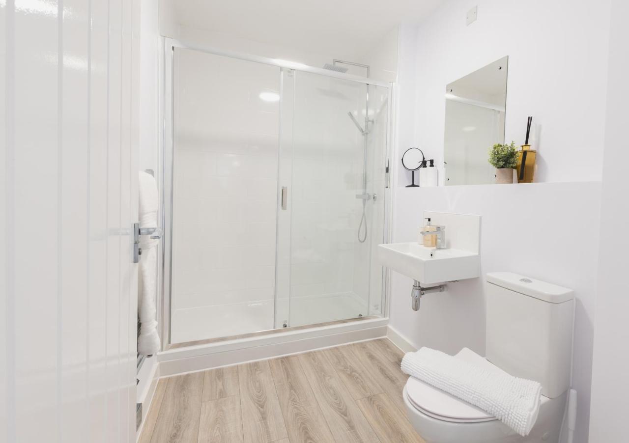 Stylish new-build, free parking, 20-minute walk to city centre — photo 3