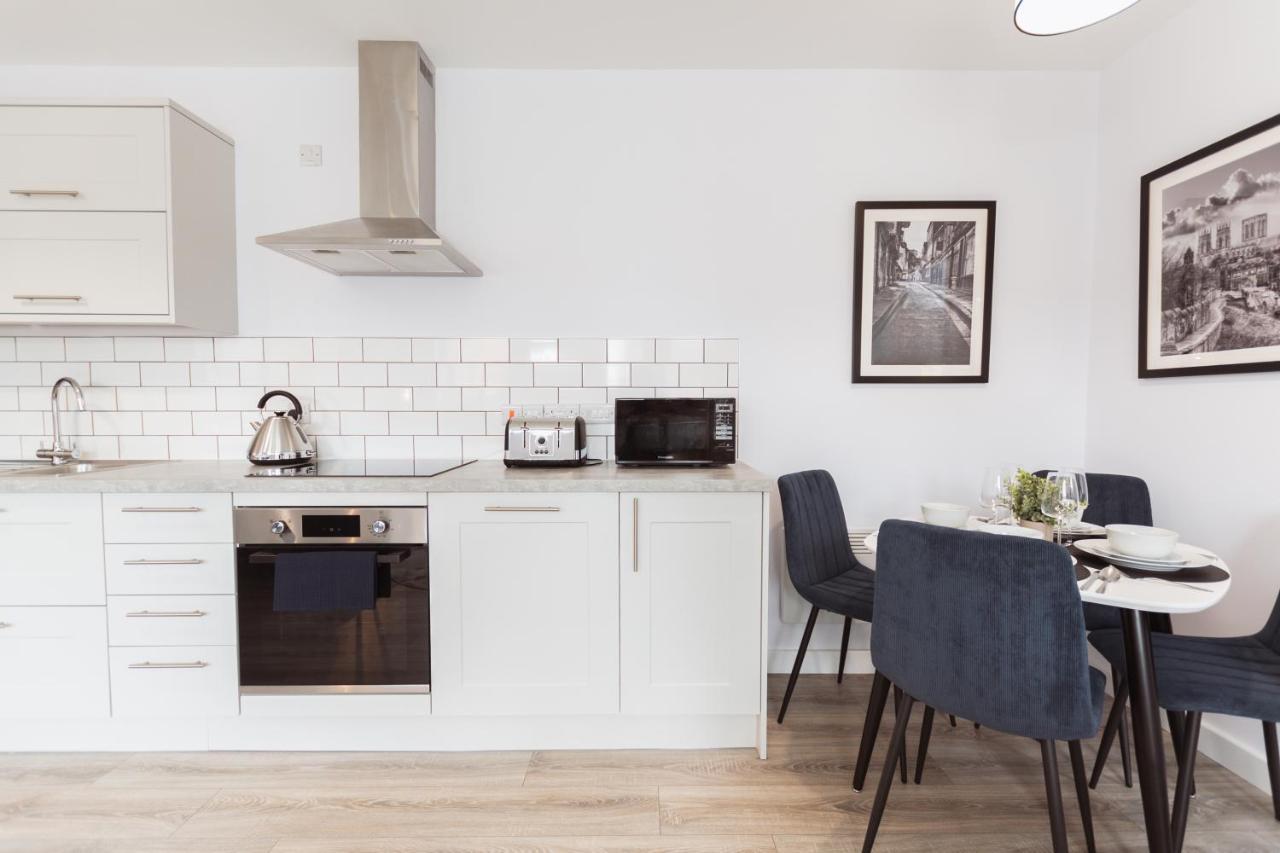 Stylish new-build, free parking, 20-minute walk to city centre — photo 4