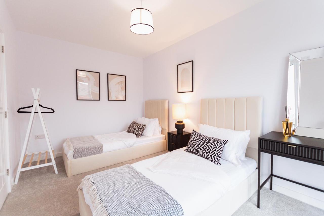Stylish new-build, free parking, 20-minute walk to city centre — photo 6