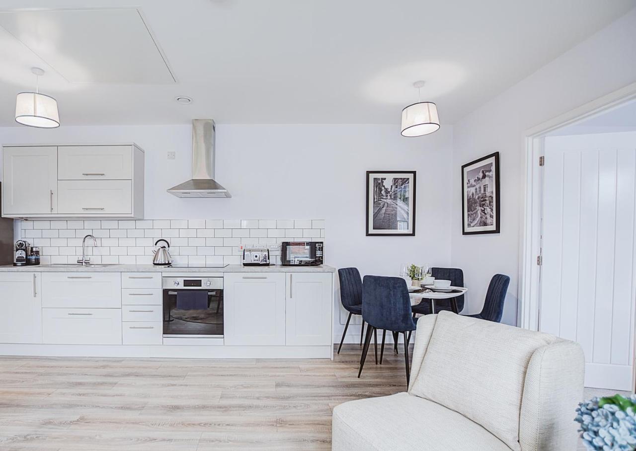 Stylish new-build, free parking, 20-minute walk to city centre — photo 7
