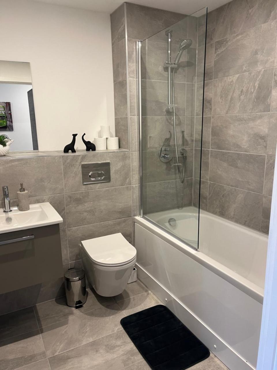 Superb New Build City Centre Flat and Gym — photo 8