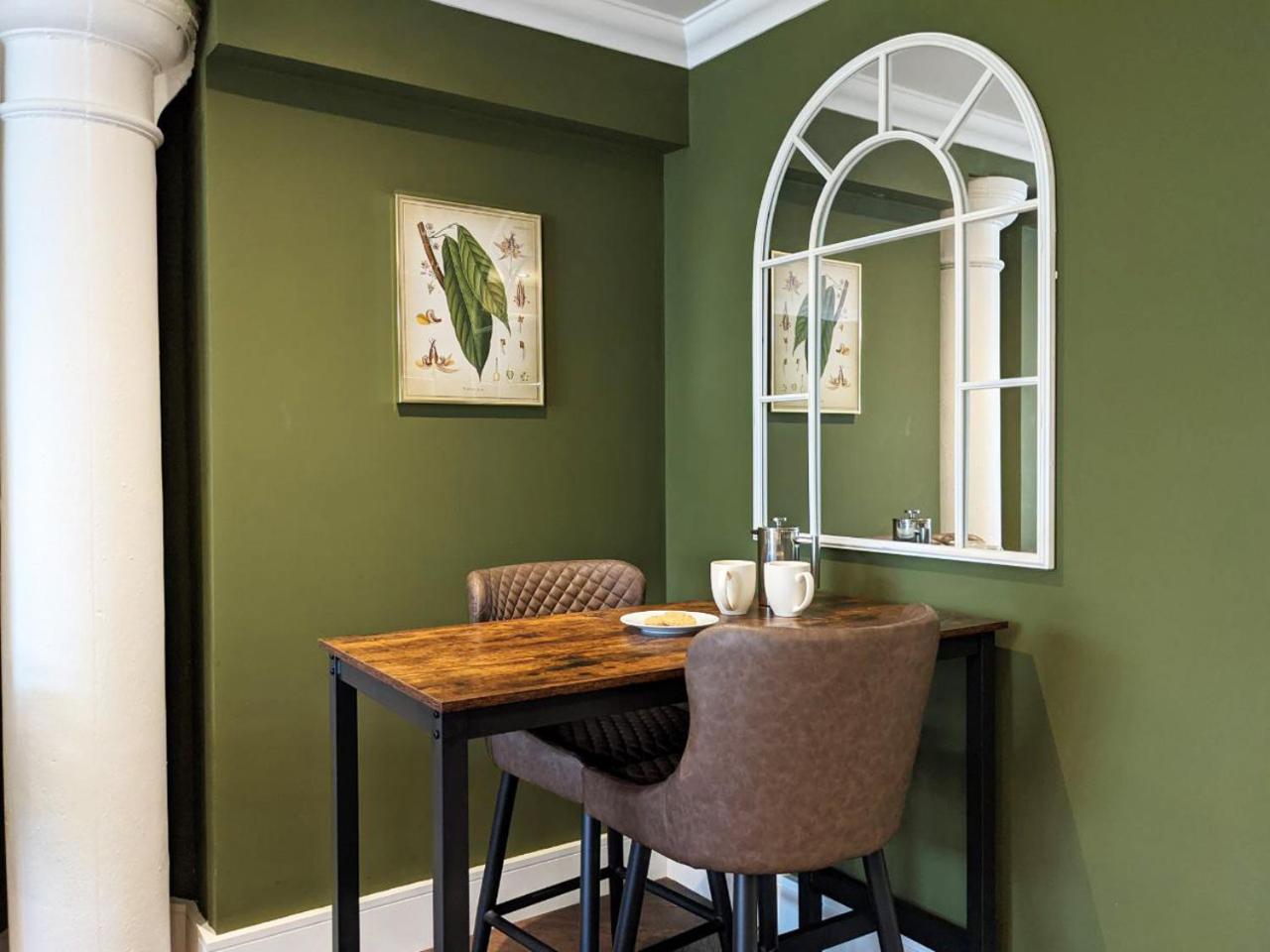 The Botanist's Hideout - Luxury Retreat with Parking — photo 3