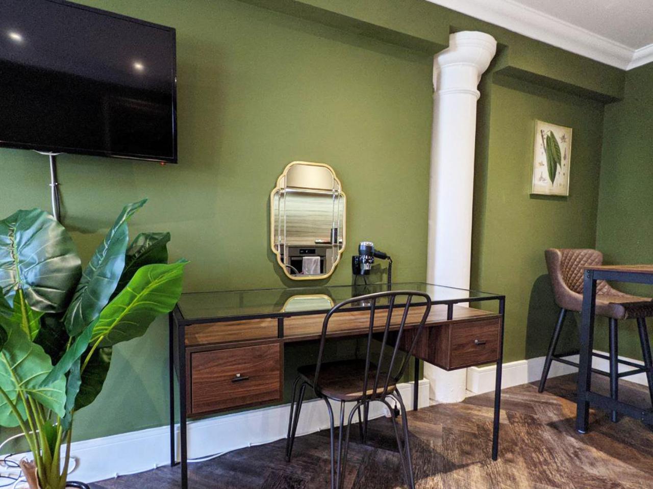 The Botanist's Hideout - Luxury Retreat with Parking — photo 5
