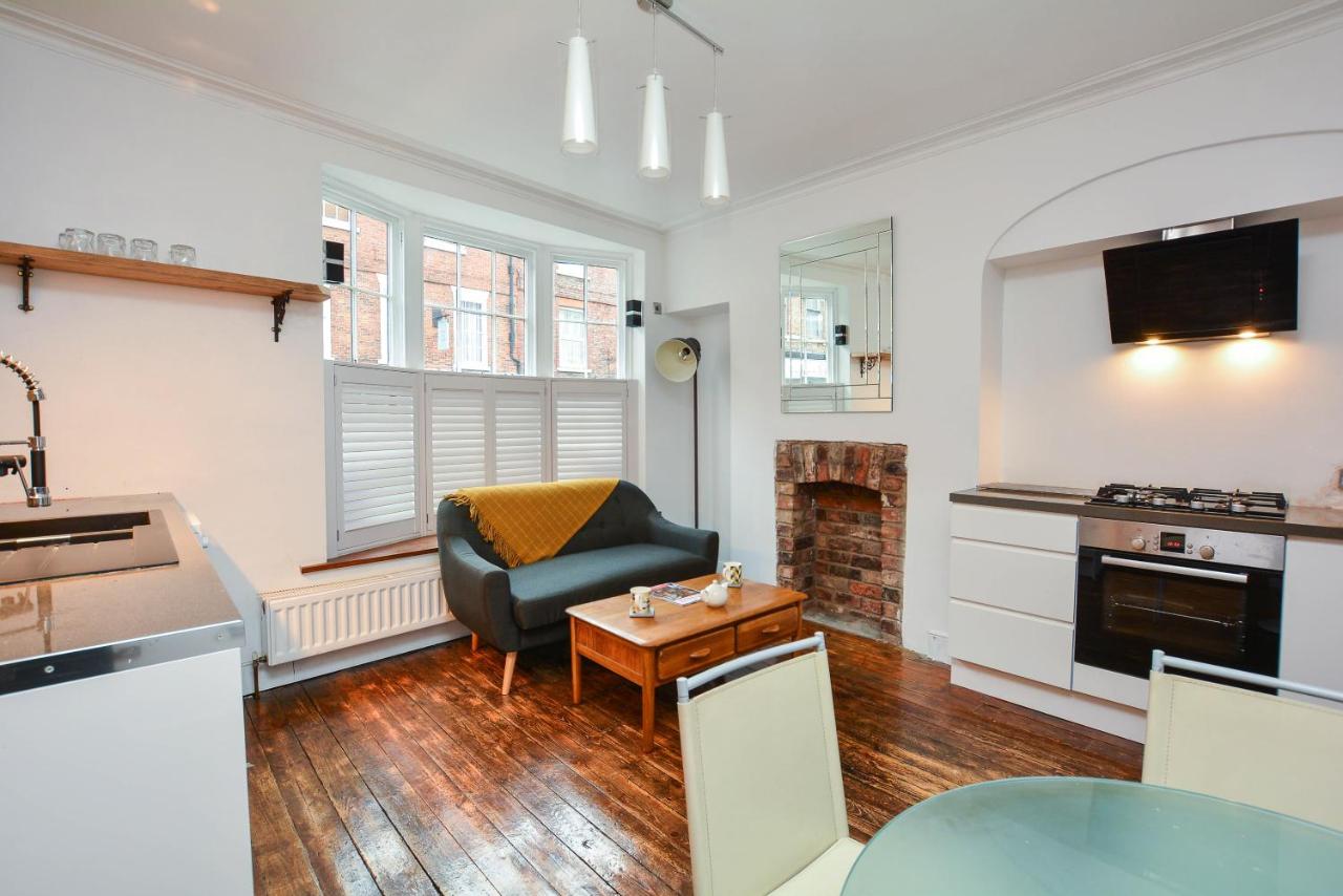 The LOCATION- 1 FREE PRIVATE PARKING SPACE - 60 SECOND WALK 2 MINSTER!, York, Yorkshire