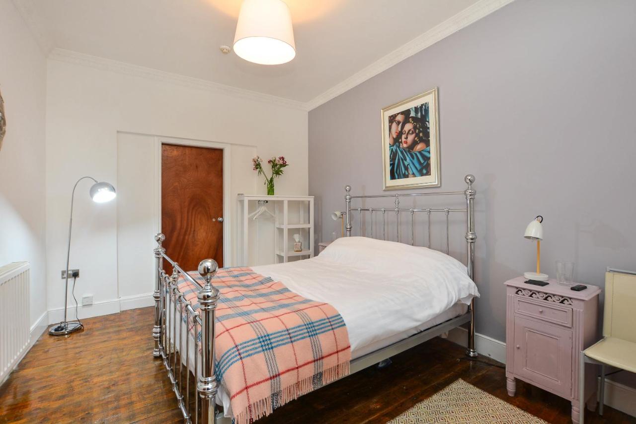 The LOCATION- 1 FREE PRIVATE PARKING SPACE - 60 SECOND WALK 2 MINSTER! — photo 2