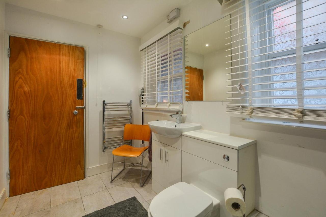The LOCATION- 1 FREE PRIVATE PARKING SPACE - 60 SECOND WALK 2 MINSTER! — photo 3