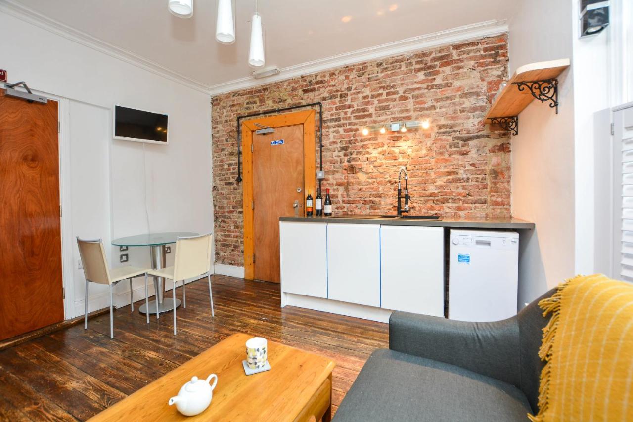 The LOCATION- 1 FREE PRIVATE PARKING SPACE - 60 SECOND WALK 2 MINSTER! — photo 4