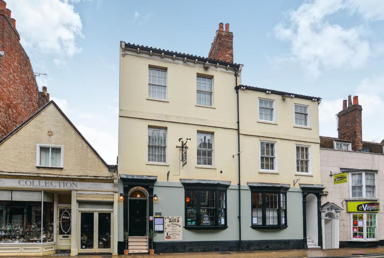 The LOCATION- 1 FREE PRIVATE PARKING SPACE - 60 SECOND WALK 2 MINSTER! — photo 5