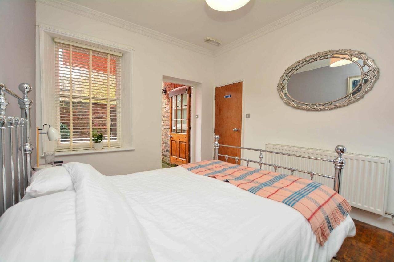 The LOCATION- 1 FREE PRIVATE PARKING SPACE - 60 SECOND WALK 2 MINSTER! — photo 6