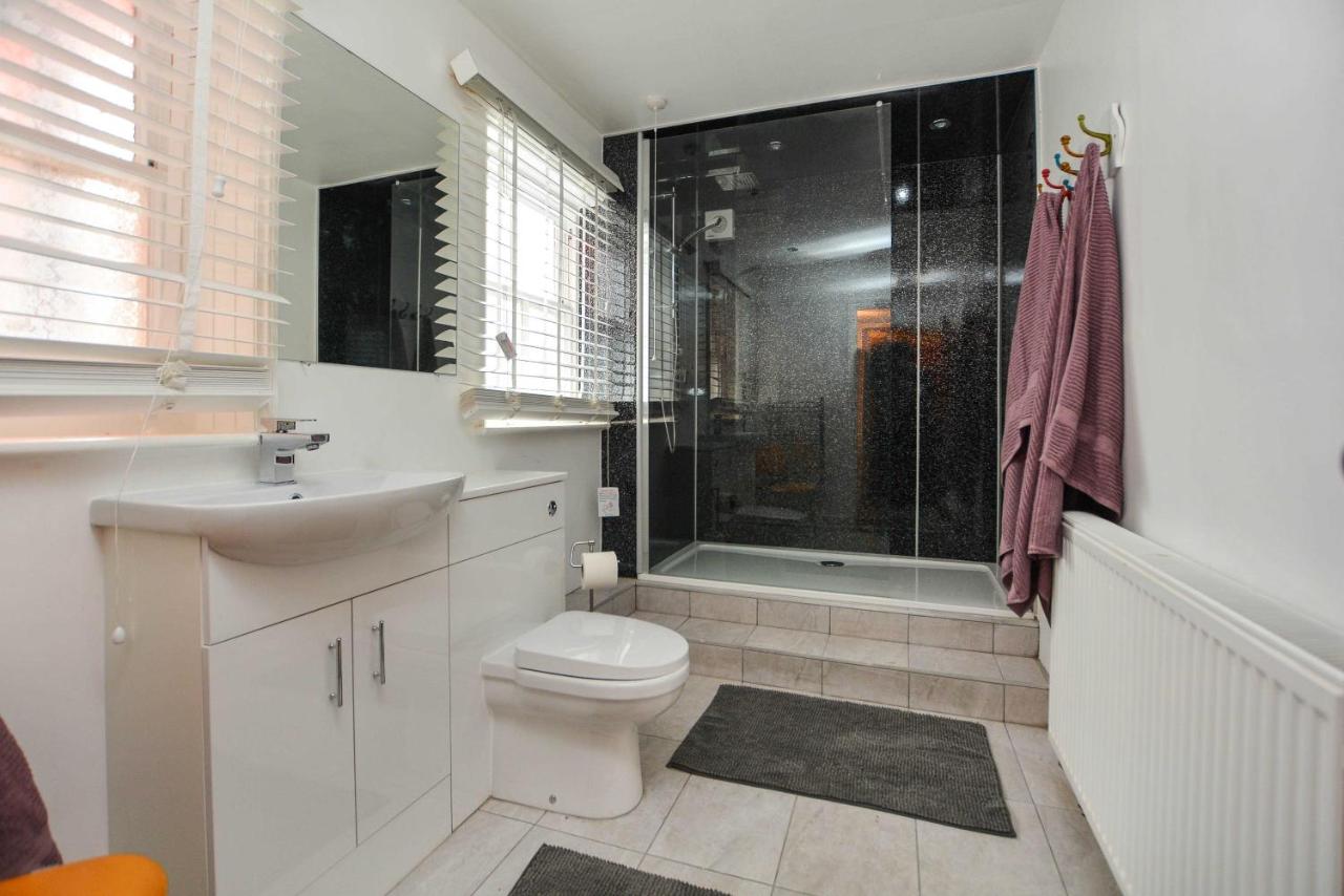 The LOCATION- 1 FREE PRIVATE PARKING SPACE - 60 SECOND WALK 2 MINSTER! — photo 7