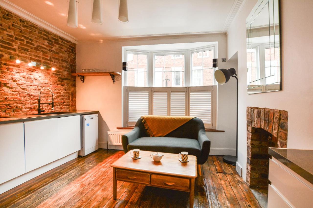 The LOCATION- 1 FREE PRIVATE PARKING SPACE - 60 SECOND WALK 2 MINSTER! — photo 8