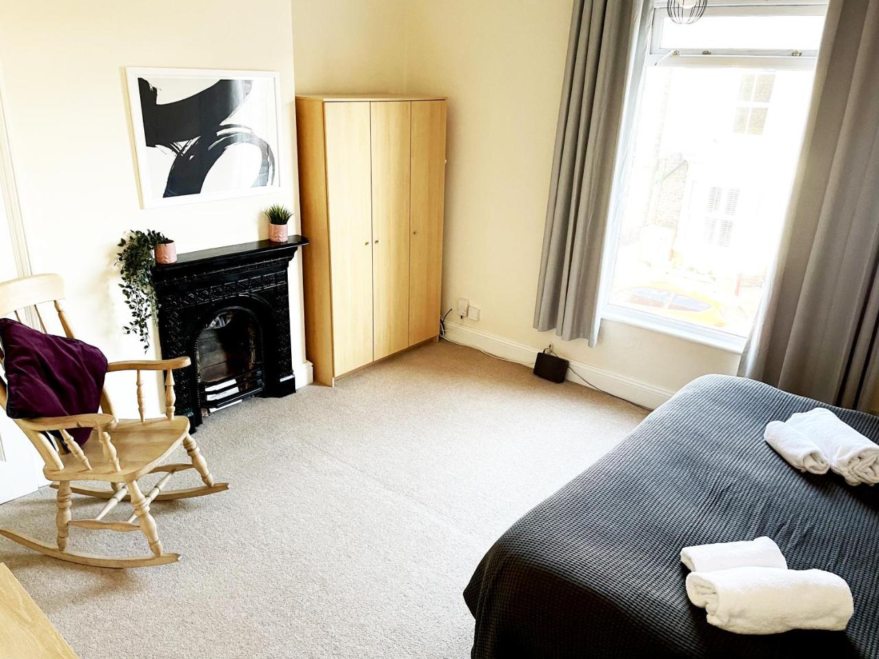 The Neville - Quaint Victorian Home With Free Parking — photo 7