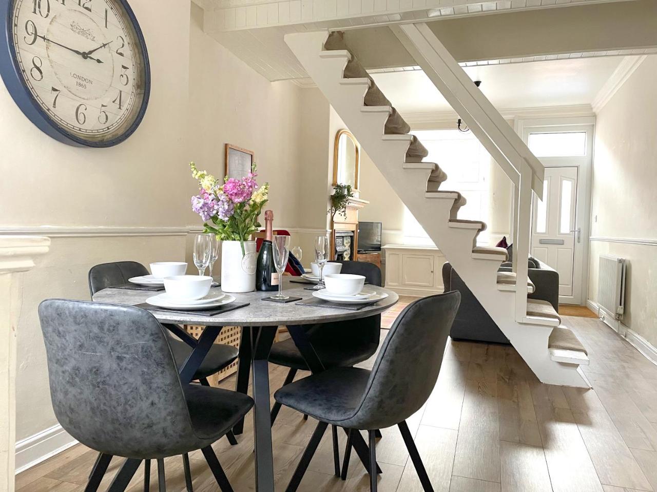 The Racecourse - Quaint Victorian Home With Free Parking — photo 4