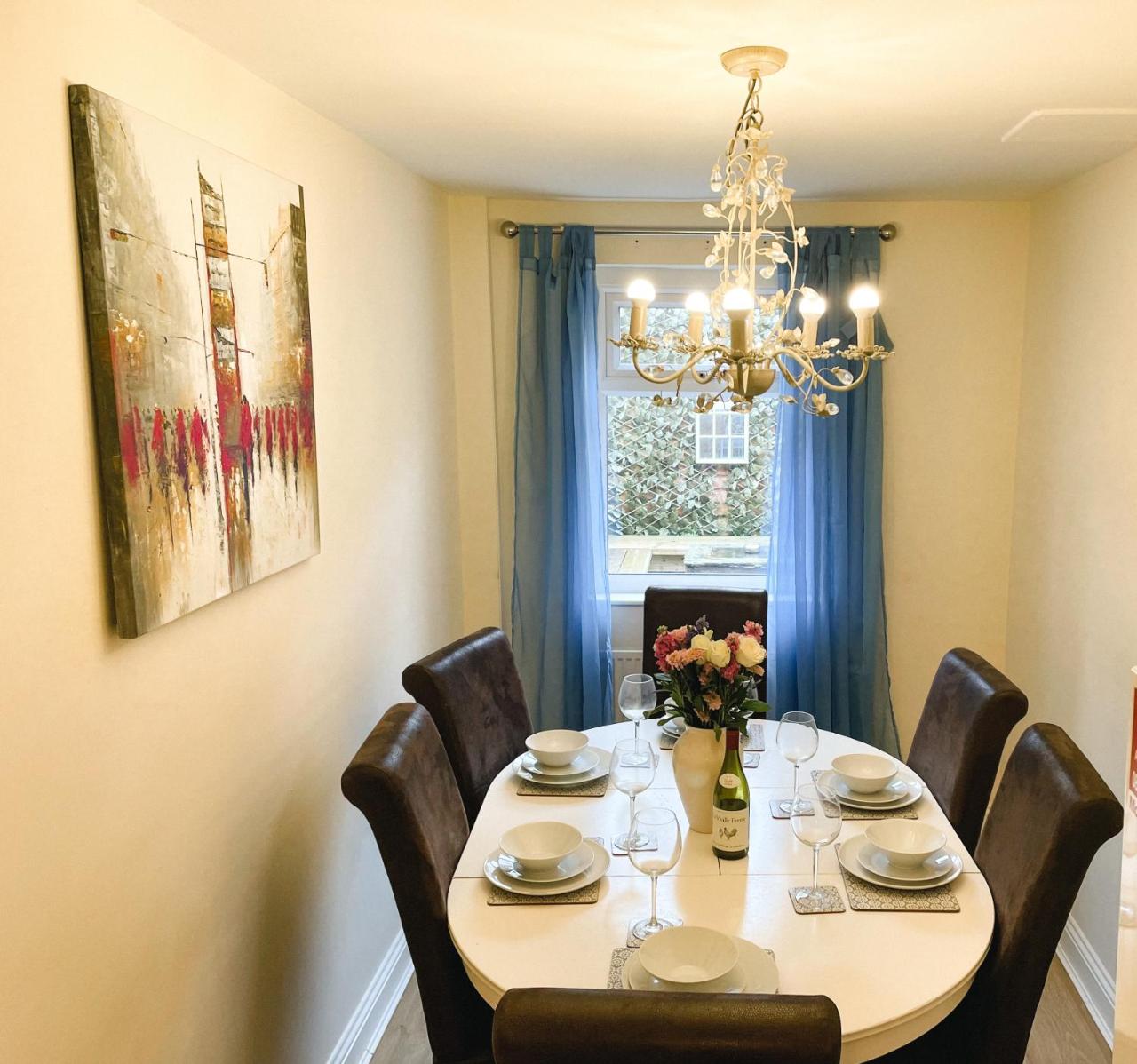 The Victoria - Quaint Victorian Home With Free Parking — photo 3