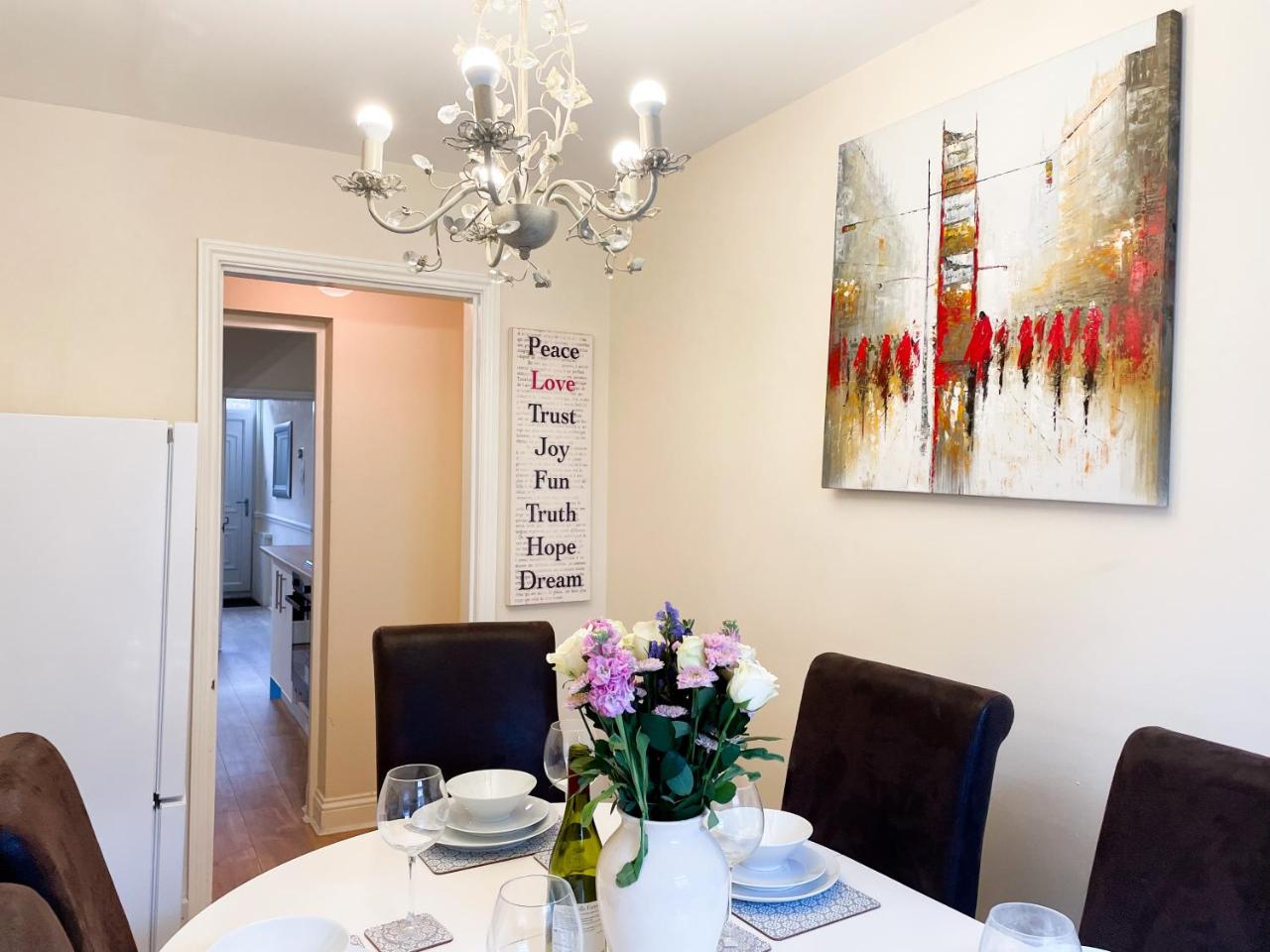 The Victoria - Quaint Victorian Home With Free Parking — photo 4