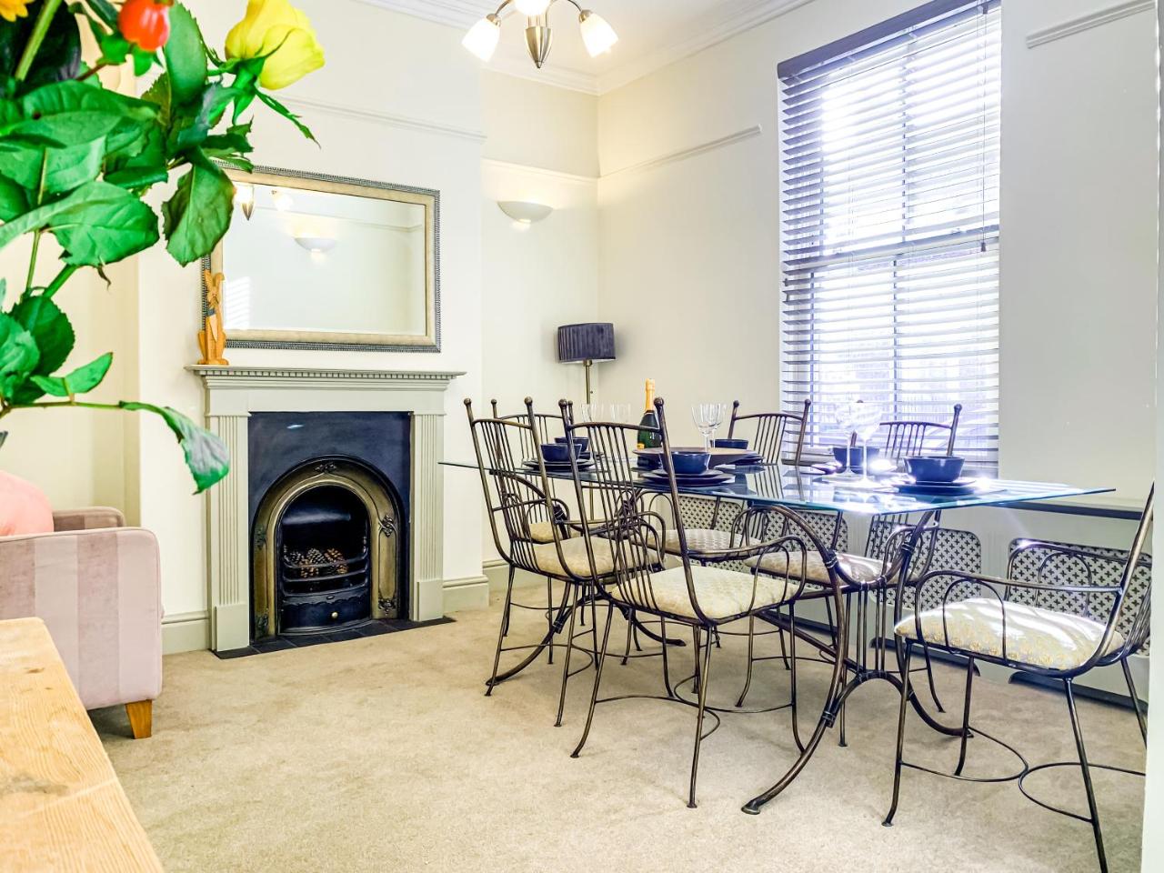 The Vines - Stunning Period Home With Free Parking — photo 4