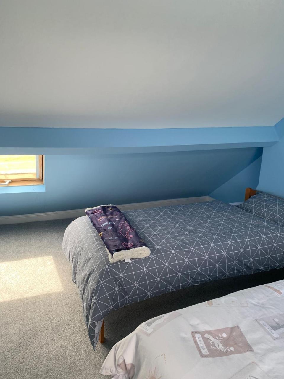 Top of Family Occupied House Double Room with Free Parking in York — photo 2