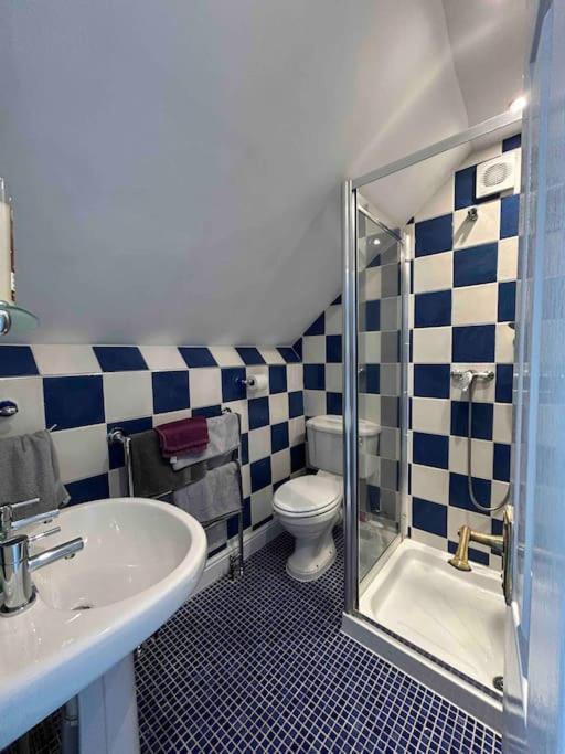 Top of Family Occupied House Double Room with Free Parking in York — photo 3