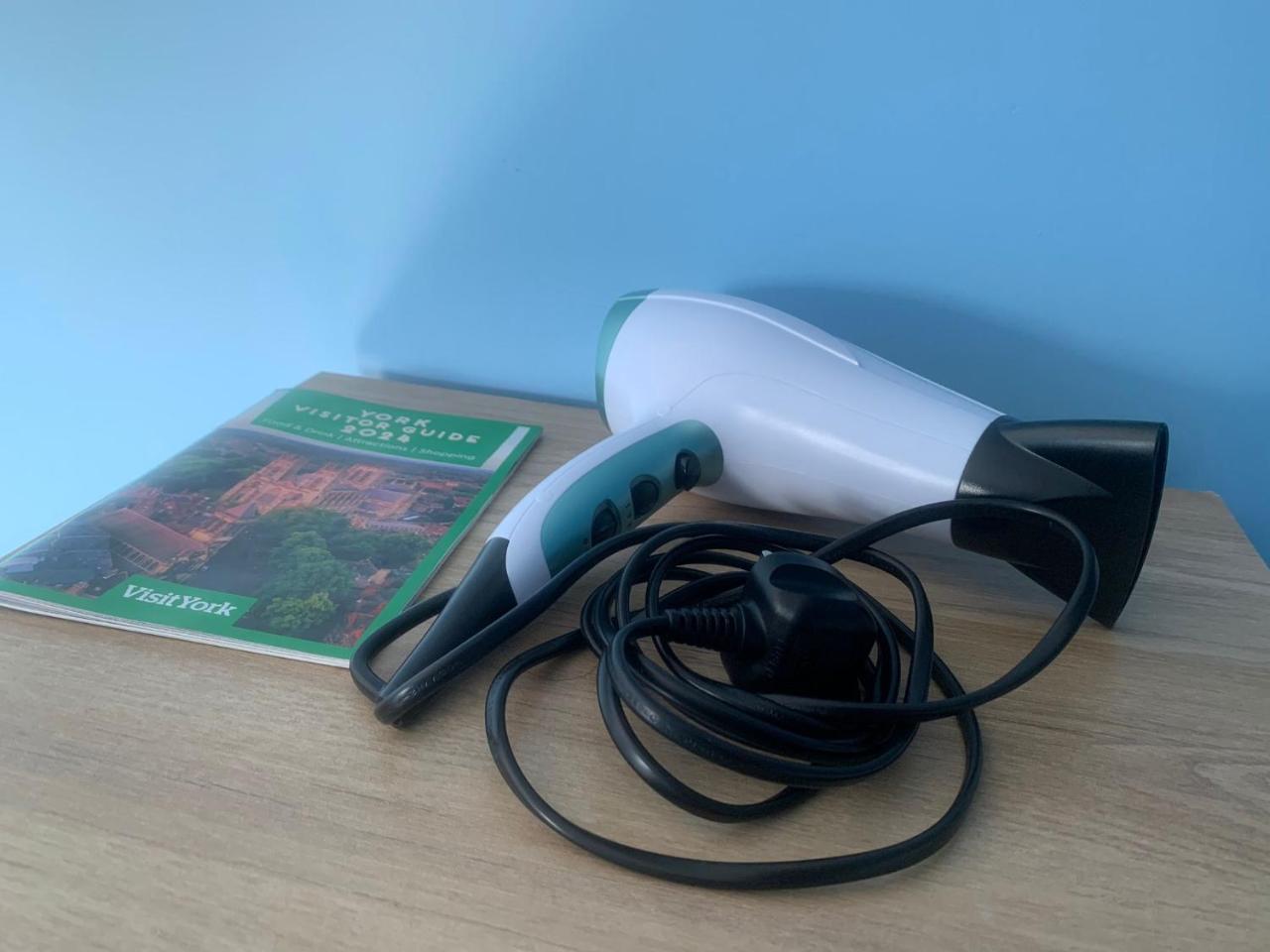 Top of Family Occupied House Double Room with Free Parking in York — photo 4