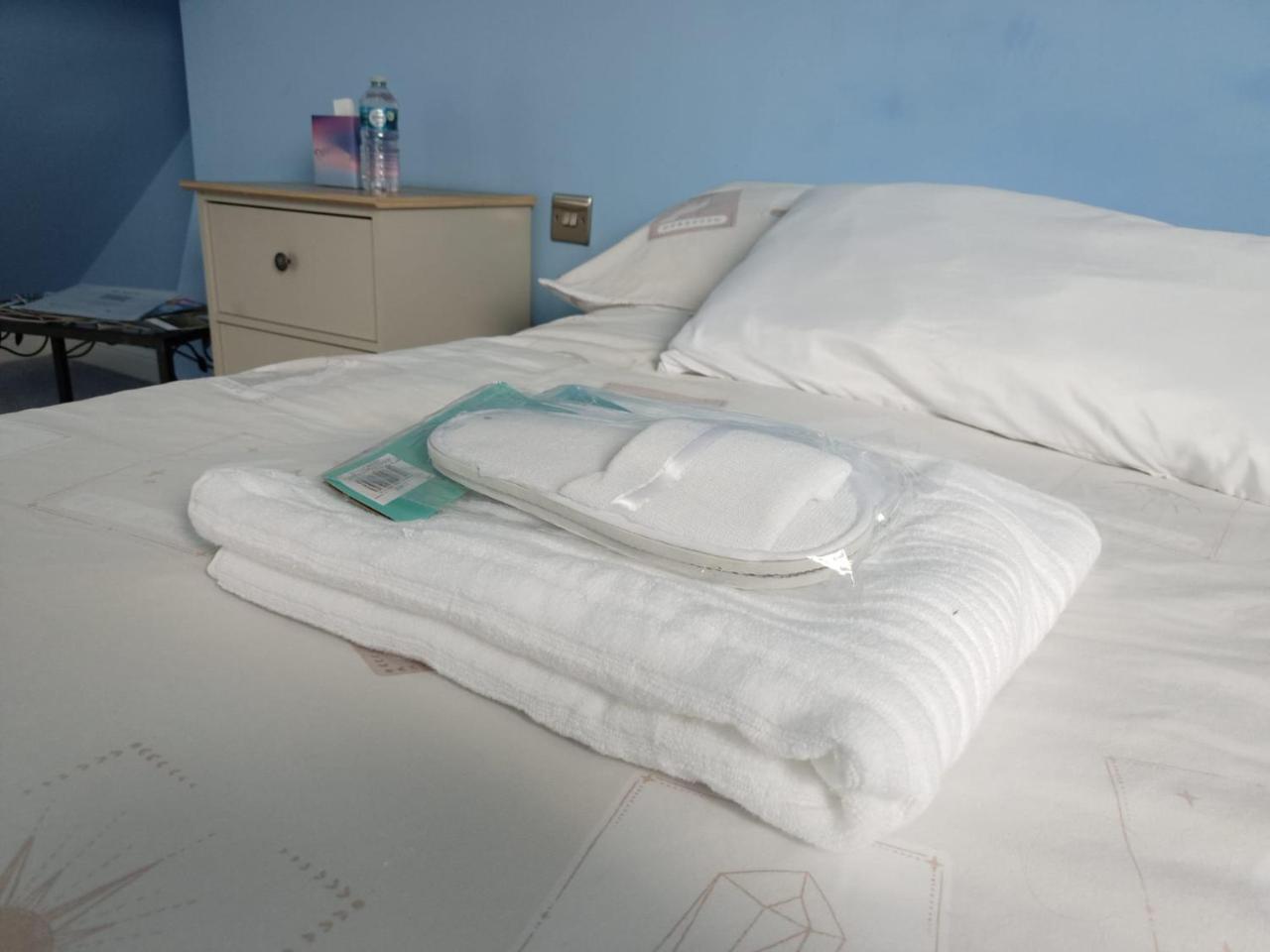 Top of Family Occupied House Double Room with Free Parking in York — photo 6