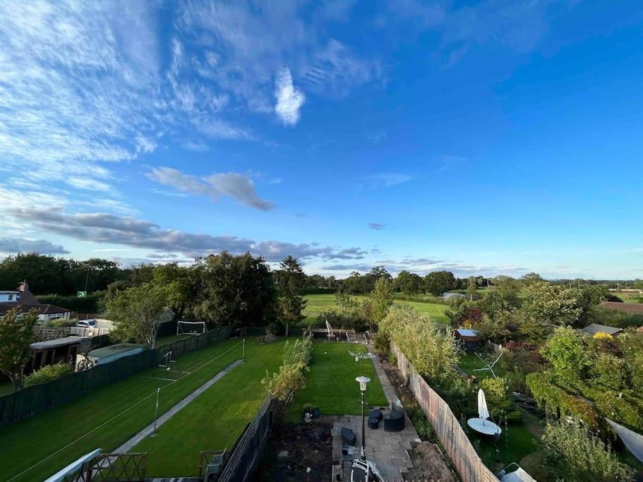 Top of Family Occupied House Double Room with Free Parking in York — photo 8