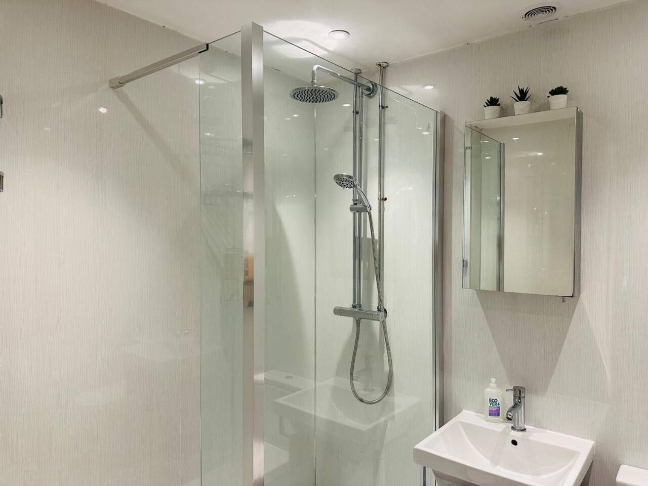 Tower Central Apt l 3 Bed Sleeps 5 l Free Parking) — photo 8