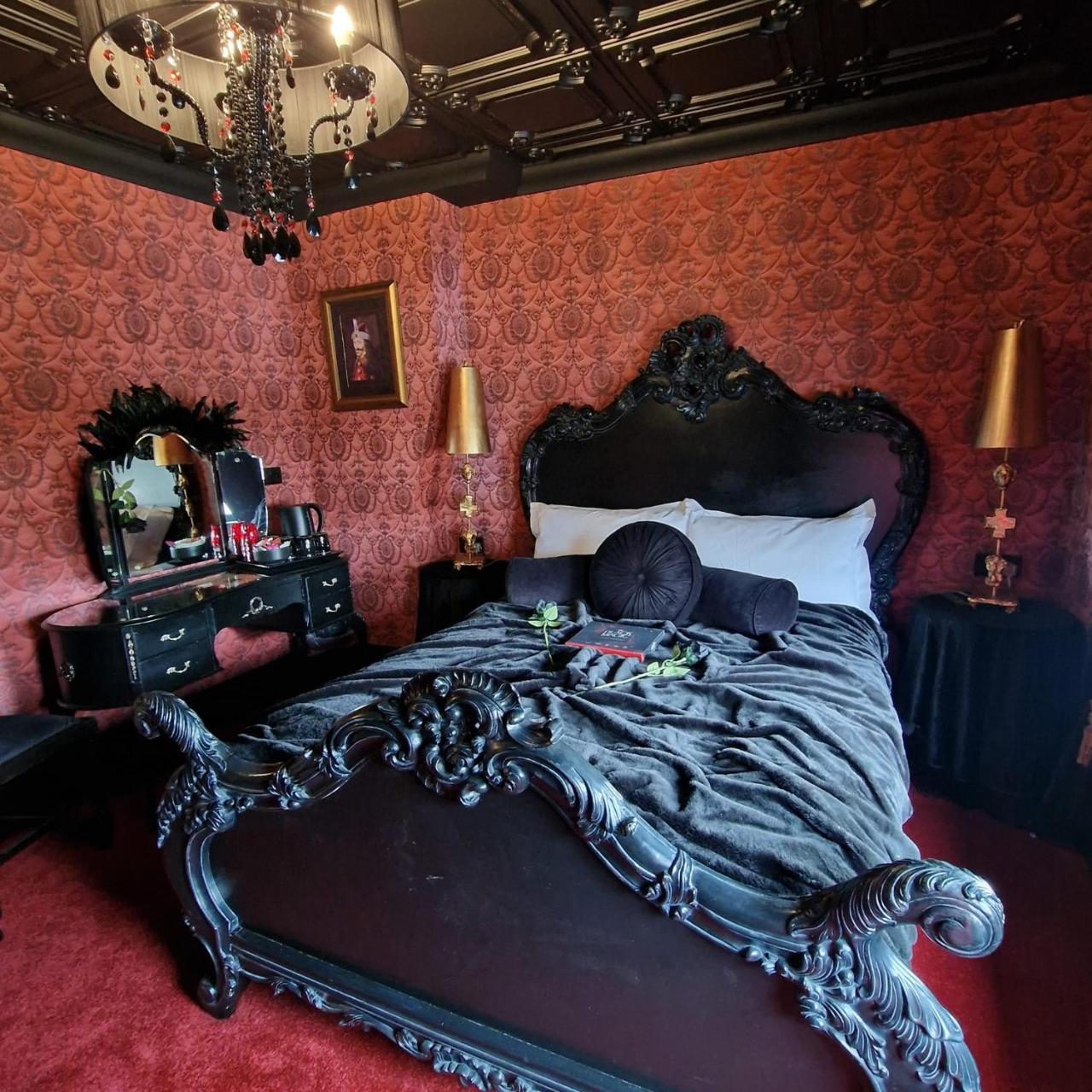 Wednesday's Family Rooms — photo 4