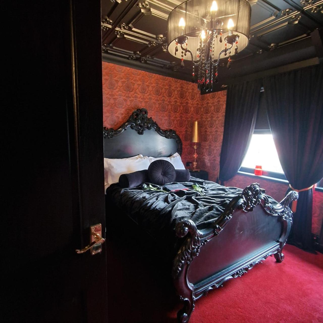 Wednesday's Family Rooms — photo 7