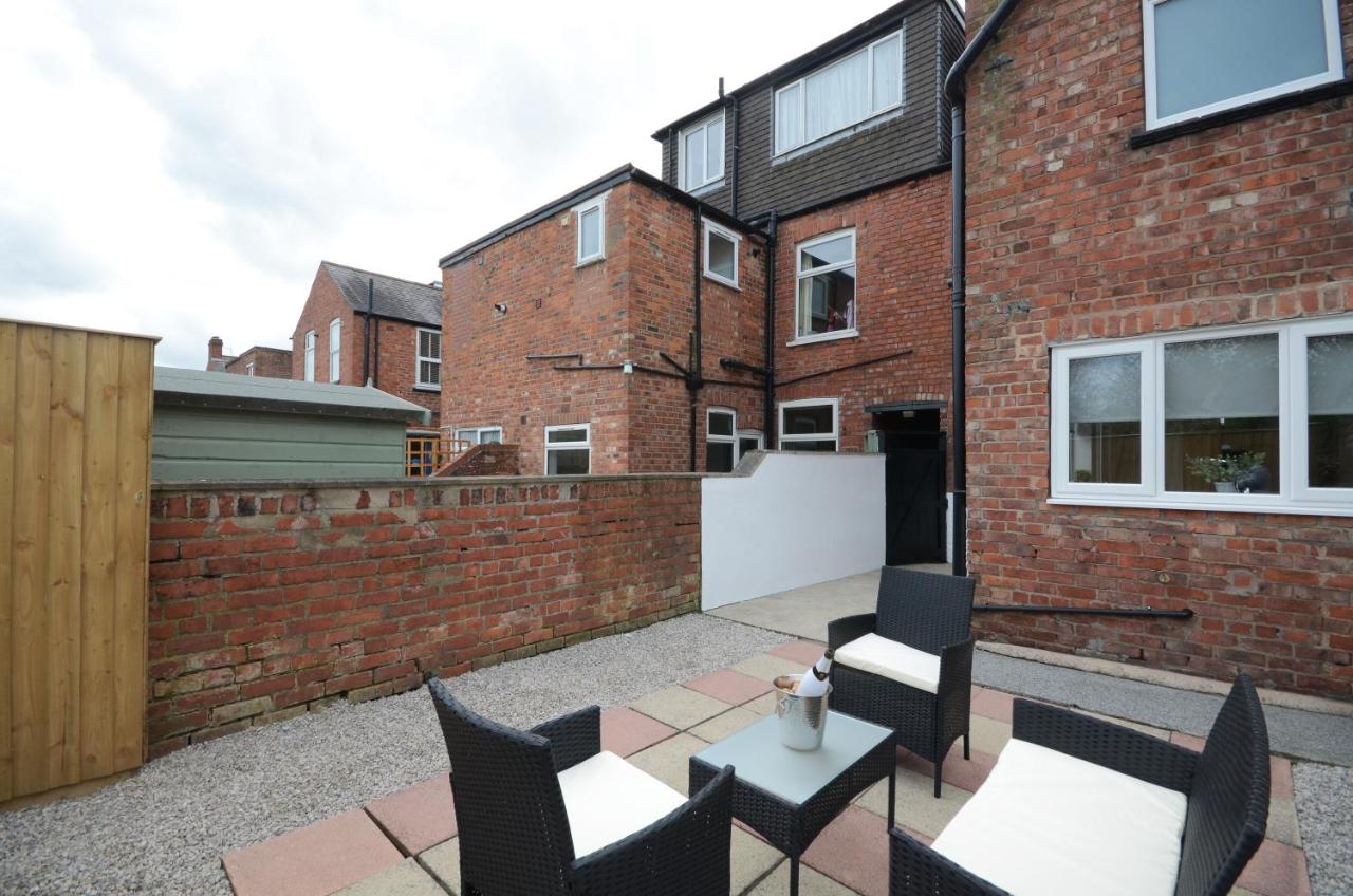 York Boutique House- spacious & stylish with free parking — photo 6