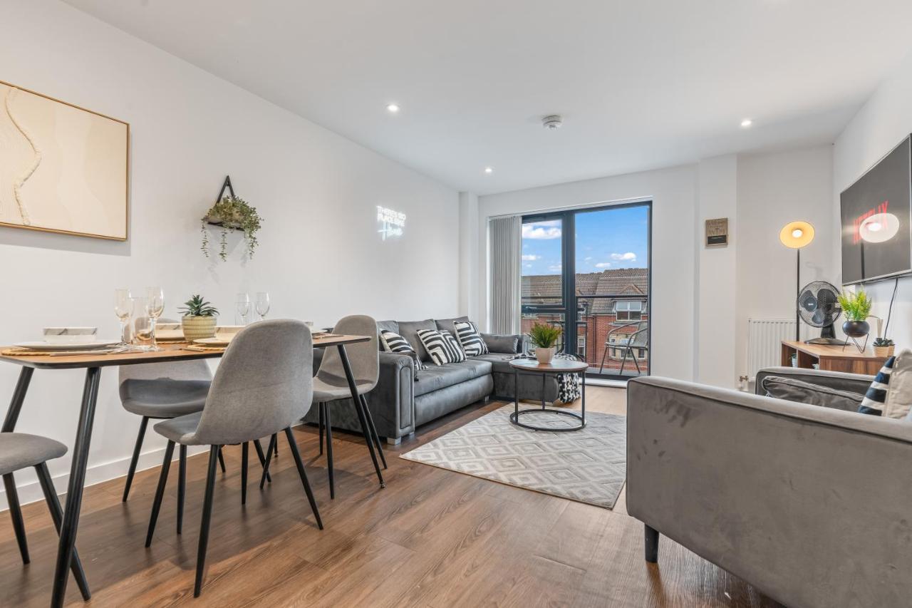 York - Central - Balcony - Sleeps 6 — photo 4