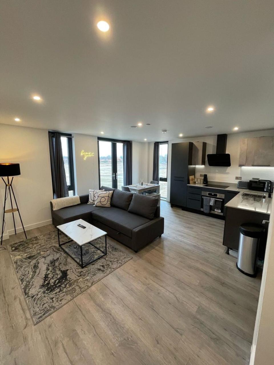 York Central Stylish Flat - Sleeps 8 - Parking - Gym, York, Yorkshire