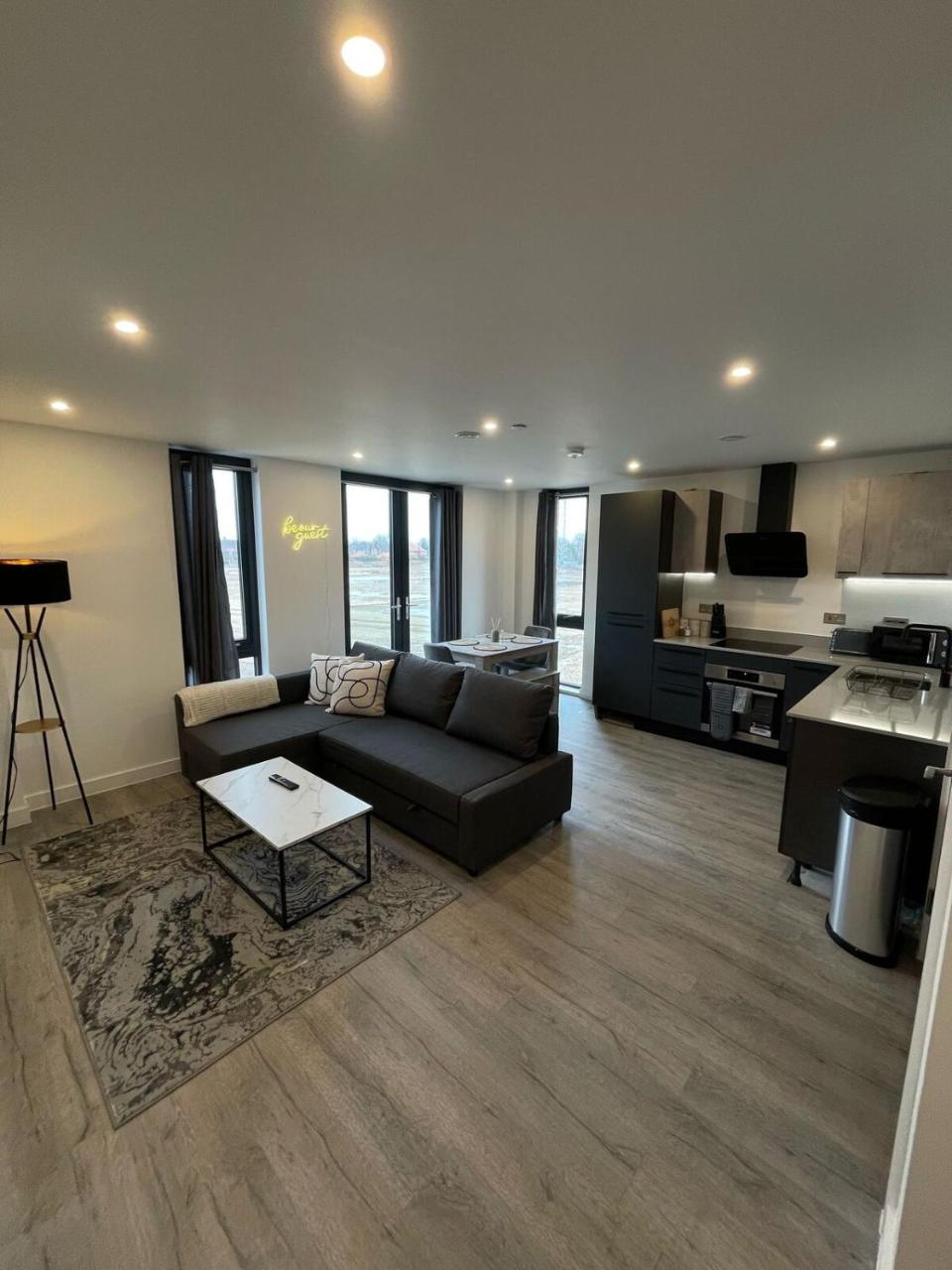 York Central Stylish Flat - Sleeps 8 - Parking - Gym — photo 4