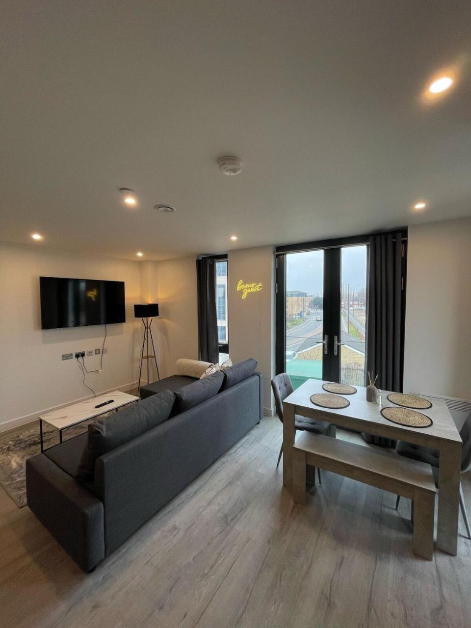 York Central Stylish Flat - Sleeps 8 - Parking - Gym — photo 5