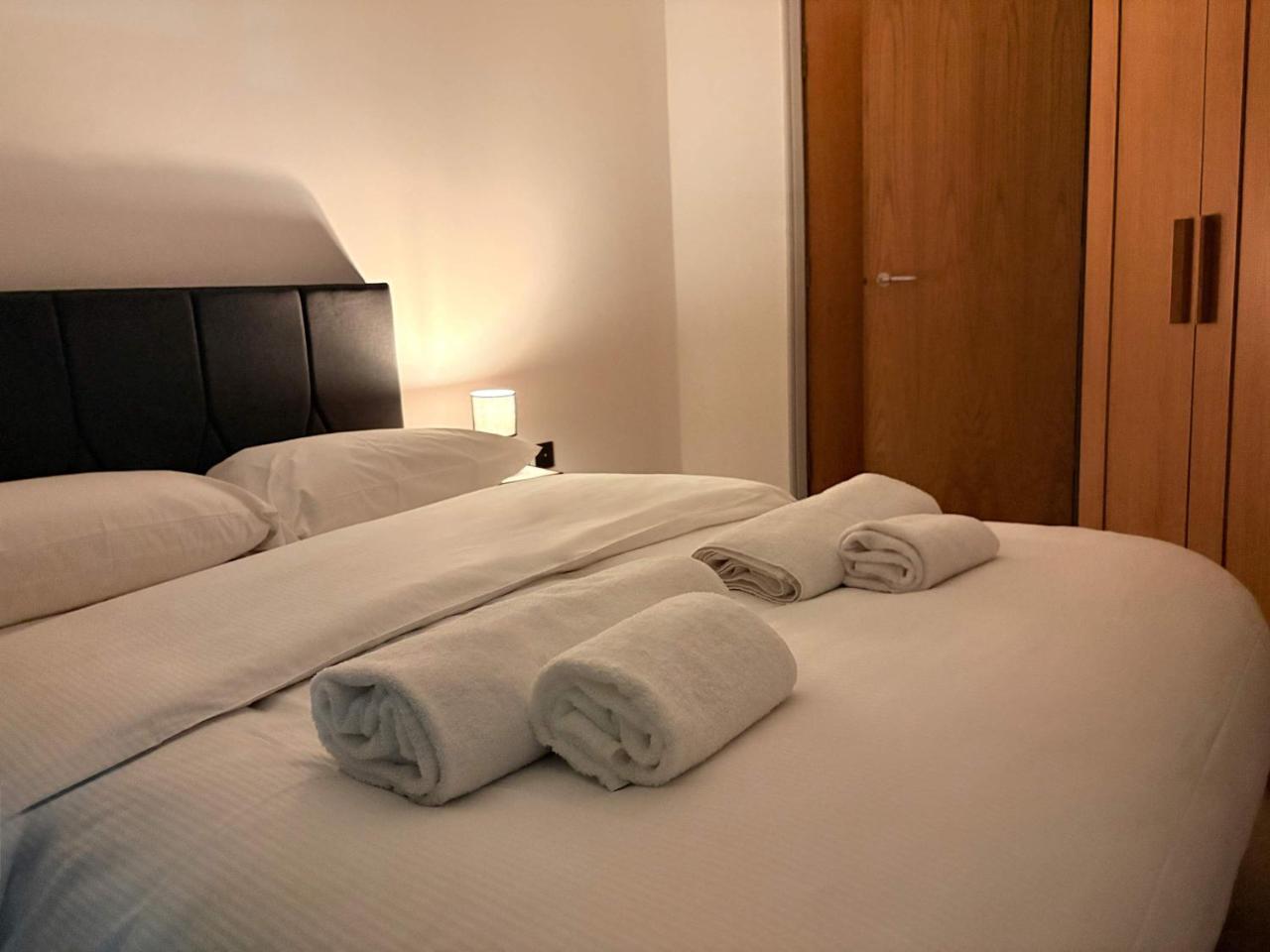 York City Centre 2-Bed Apartment with Balcony Views Close to Christmas Market — photo 4
