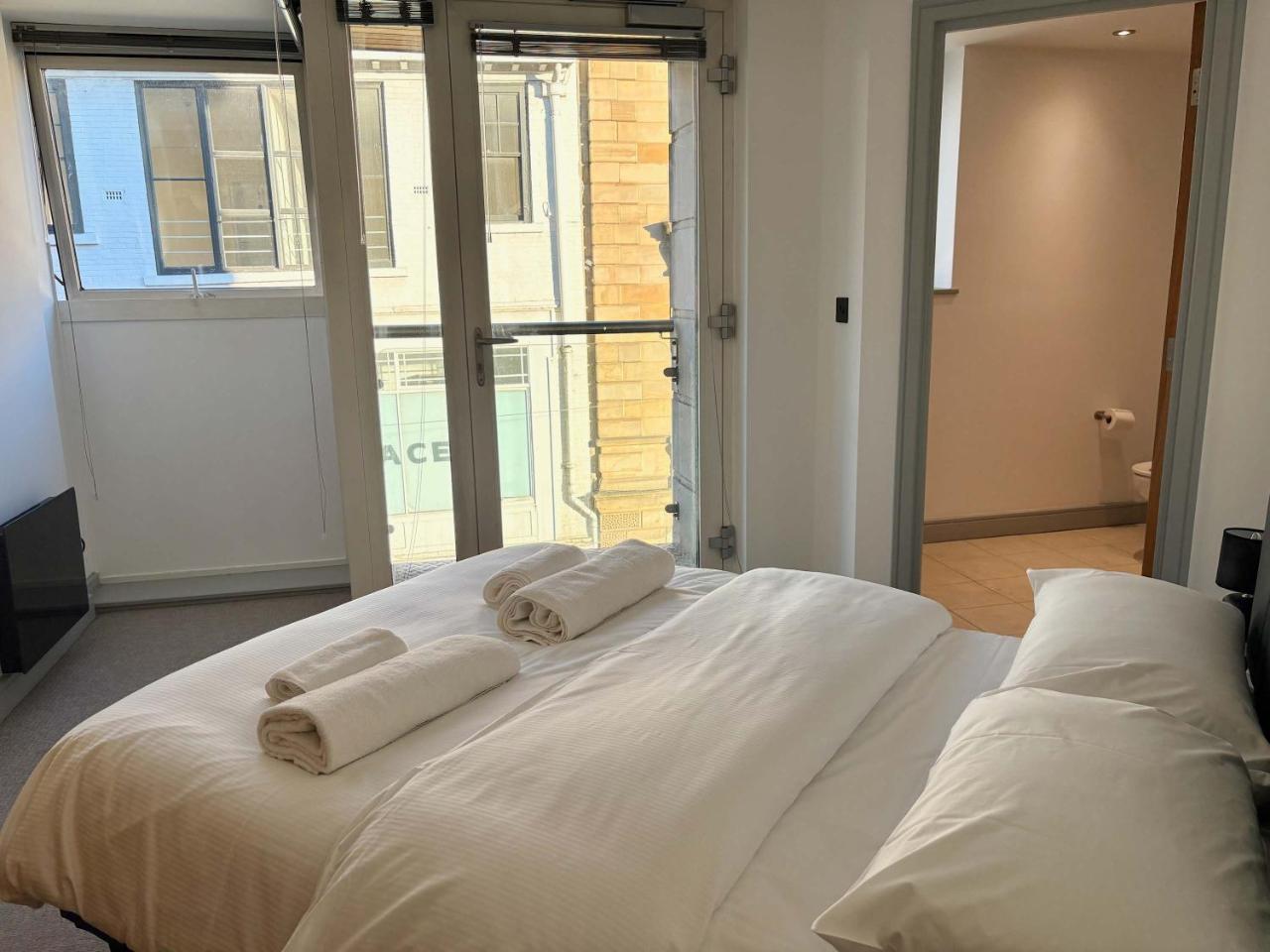 York City Centre 2-Bed Apartment with Balcony Views Close to Christmas Market — photo 5